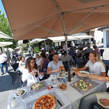Отель Restaurant Rathaus Тун